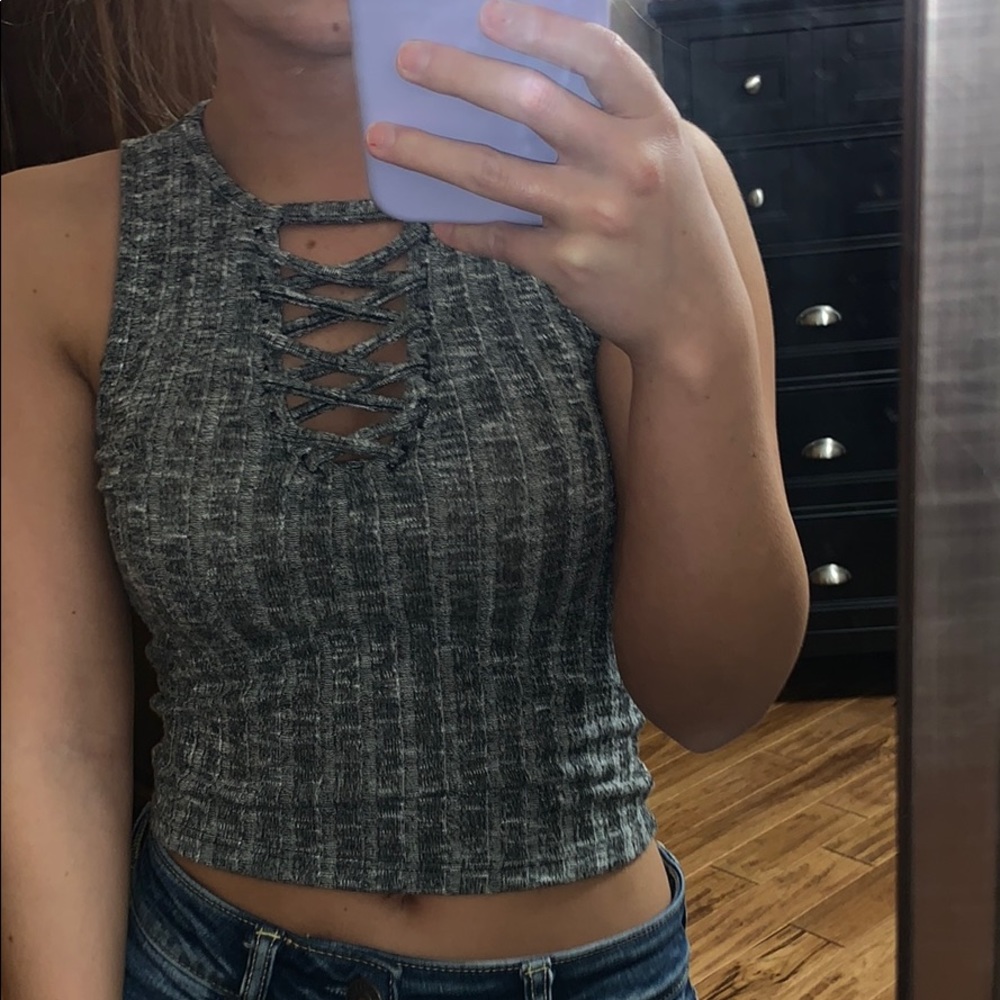 Gray crisscross crop tank - Picture 1 of 3